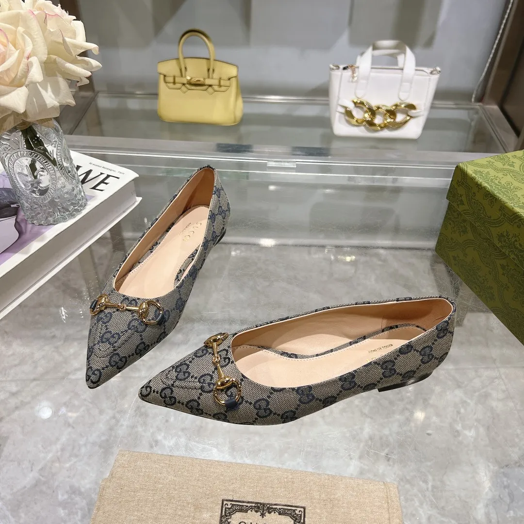 👟👟Ex-factory price 440👟👟 (genuine leather sole +40) Gucci Original GG canvas adds dazzling essence to these slingback pumps. Brown leather piping and light gold-toned hardware are complemented by beige and brown graphics. The pointed toe, elasticated straps and low heel all work together to create a comfortable fit. Upper: Made of first-layer imported patent cowhide/sheepskin lining. Outsole: Rubber non-slip outsole/genuine leather outsole. Size: 35-42 (34/41 42 customized, non-refundable)​
